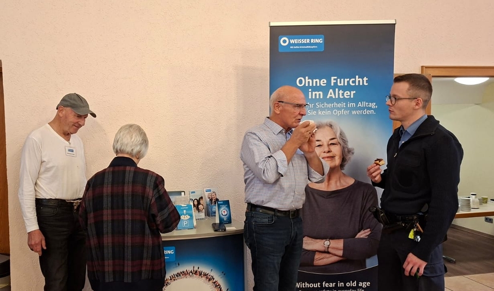 Im  Gespräch am Info-Stand
