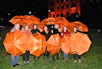 Zonta-Club Frauen vorm Hambacher Schloss