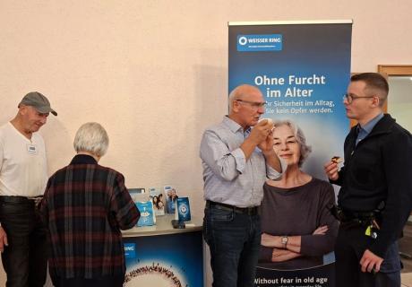 Im  Gespräch am Info-Stand