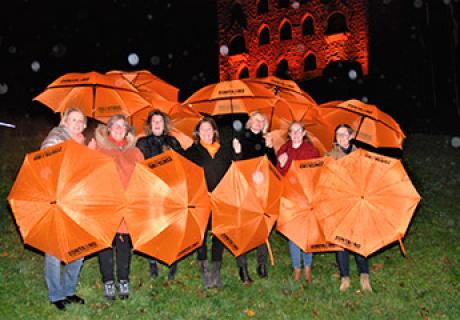 Zonta-Club Frauen vorm Hambacher Schloss